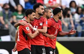 مصر 1-1 إيران: الفراعنة يتأهلون بعد إلغاء هدف إيراني في الدقائق الأخيرة.