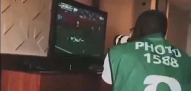 مصور سنغالي يغطي فعاليات كأس العالم من الفندق بعد رفض تأشيرته