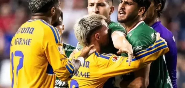 طُرد مهاجم فريق تيغريس أغيري، بسبب تغطية فمه في الدوري المكسيكي