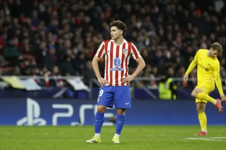 الاتحاد الإسباني لكرة القدم يحقق مع برشلونة بتهمة استقطاب ألفاريز، ويواجه عقوبات قاسية في حال ثبوت ذلك