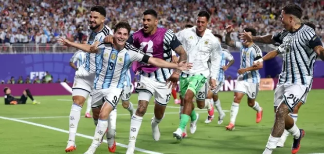 الأرجنتين 3-1 سويسرا: تسديدة ألفاريز المنحنية ومتابعتها من لاوتارو تقود فريق بامباس إيجلز إلى نصف النهائي