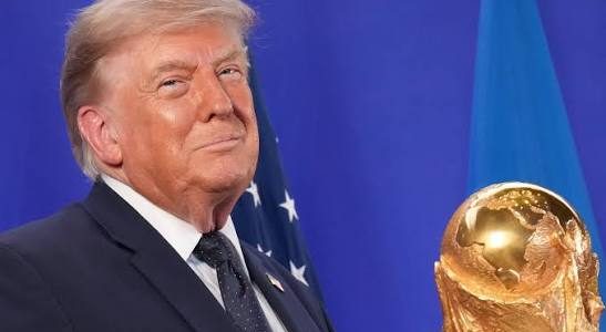 دونالد ترامب يتصدر المشهد وهو يساعد إسبانيا على رفع كأس العالم