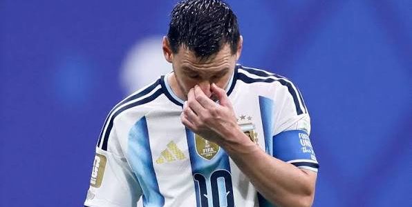لماذا يستمر ميسي في إضاعة ركلات الجزاء؟ خبير عالمي يحلل المشكلة الرئيسية في أسلوبه