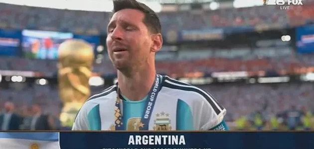 انهمرت دموع ميسي مع انتهاء مسيرته في كأس العالم بخيبة أمل بعد الخسارة أمام إسبانيا