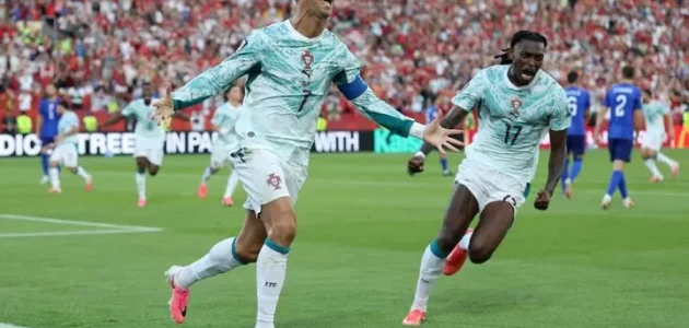 رونالدو يصبح أكبر لاعب يسجل هدفاً في الأدوار الإقصائية لكأس العالم بعمر 41 عاماً و147 يوماً