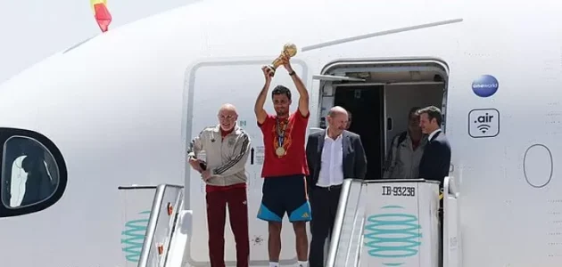 أبطال إسبانيا في كأس العالم يصلون إلى مدريد
